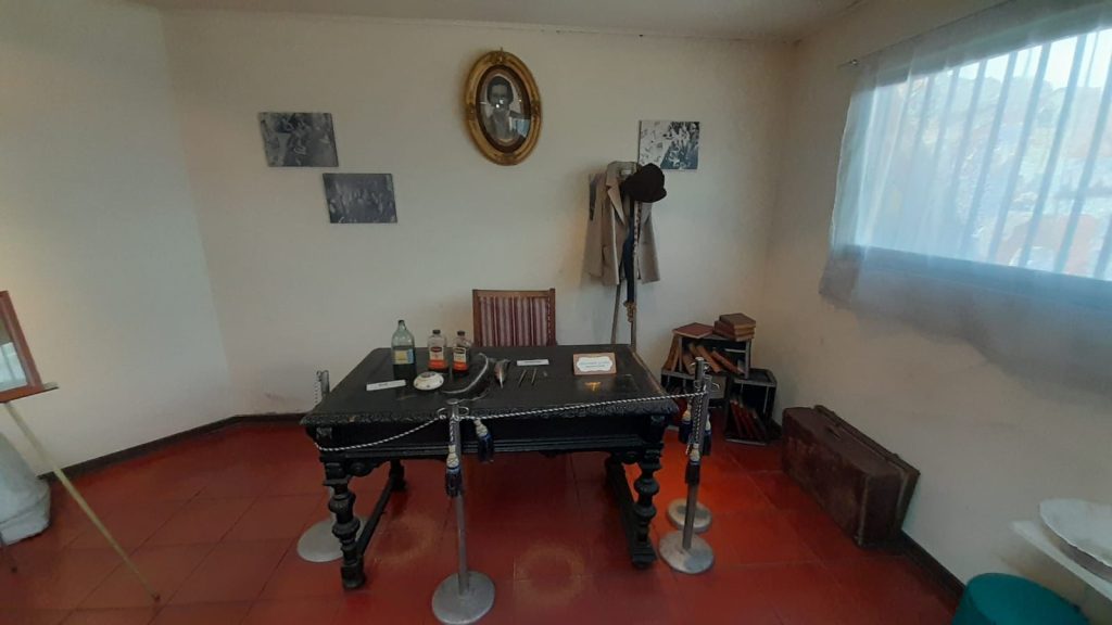 Escritorio y artículos usados por Mistral cuando fue inspectora del exliceo de niñas de Antofagasta.