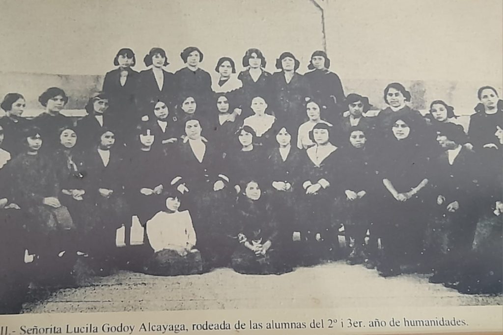 Gabriela Mistral con su curso en el liceo de niñas de Antofagasta, 1912, 1913.