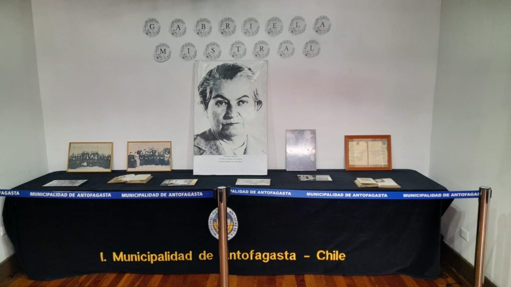Muestra sobre natalicio de Gabriela Mistral en la Casa de la Cultura, Antofagasta, abril 2025.