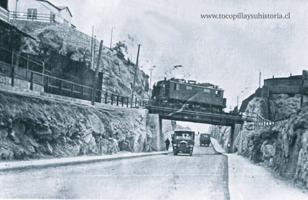 Tren sobre puente de SQM en avenida Prat, Tocopilla foto Tocopilla y su historia